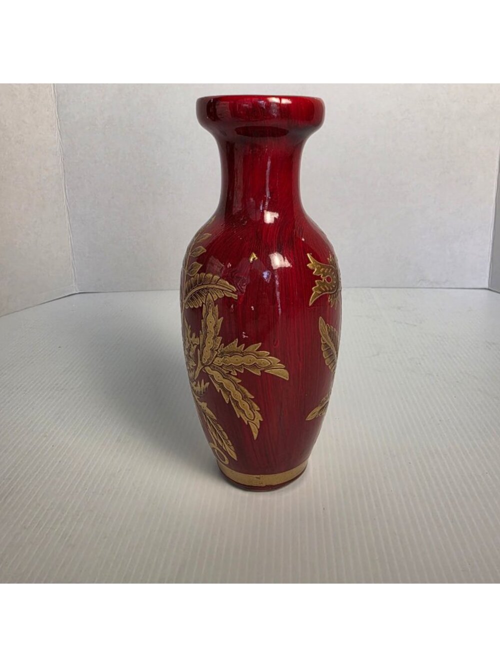 CHINESE RED PORCELAIN VASE RAISED GOLD-GILT ORIENTAL FLORAL/FOLIAGE MOTIF VTG